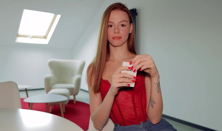 Игра в карты с красивой сводной сестрой закончилась сексом в спальне