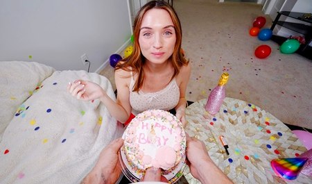 Братец отметил ДР сводной сестры сексом и мастурбацией продуктами питания