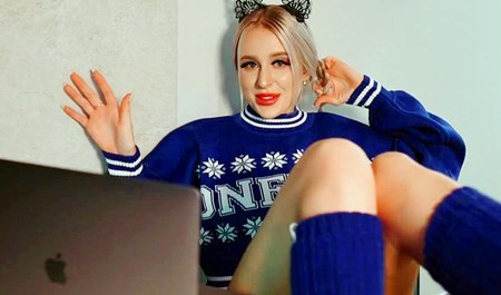 Сначала трахает куклу, а после и мачеху...