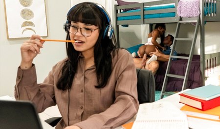 Можно жить в одной комнате общаги, но не мешать друг другу