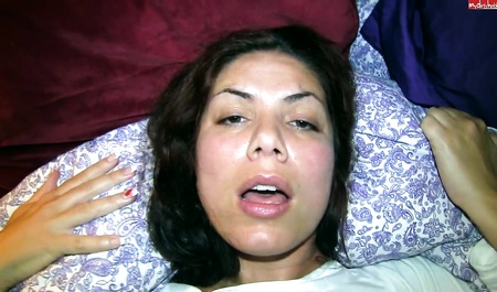 Парень мастурбирует рукой вагину пьяной подруги