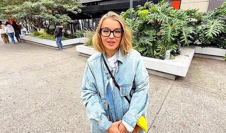 Сеструха на улице гуляла, а после хер мне отсосала...