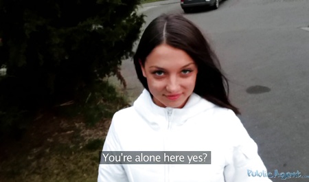 Красотка знакомится с начинающим режиссером и трахается с ним