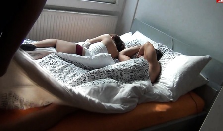 Гостья сосет у спящего хозяина дома