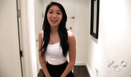 Китаянка отсасывает член перед фотокамерой