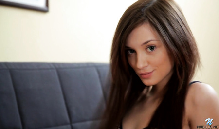 Рыжая делопроизводительница мастурбирует бритую киску в приемной шефа