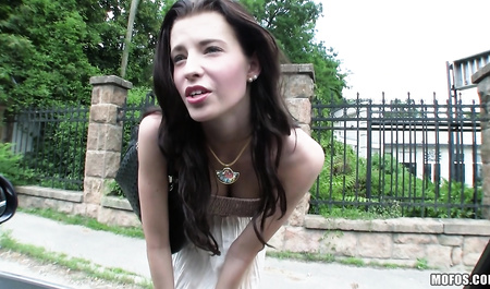 Подвез девушку на машине и жестко трахнул за городом