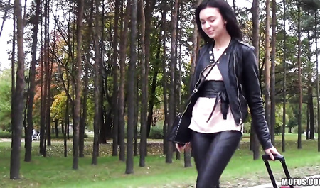 Русский парень подвез брюнетку и трахнул в салоне иномарки