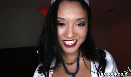 Азиатка Alina Li горячо порется во все дырки в ролевой игре