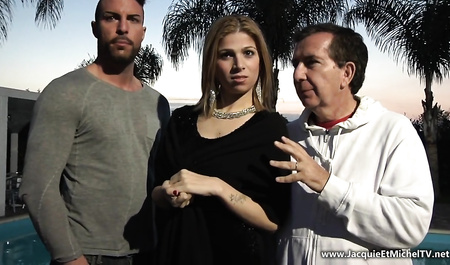 Французские свингеры легко соблазняют красотку Дебору на бешеный групповой секс