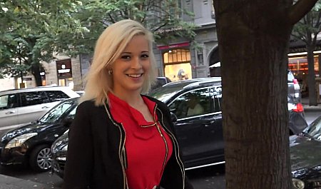 Чешский пикапер соблазняет симпатичную блондинку на минет в машине